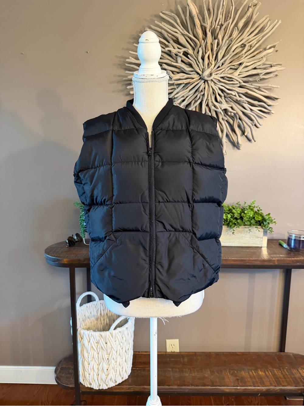Cabelas goose down zip up vest in black‎